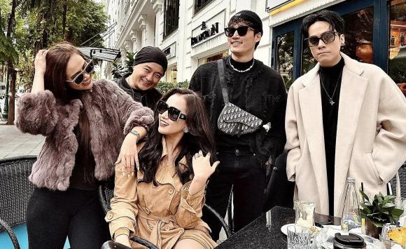 Đình Tú và Huyền Lizzie lên đồ cùng hội bạn, vẫn giữ khoảng cách-2