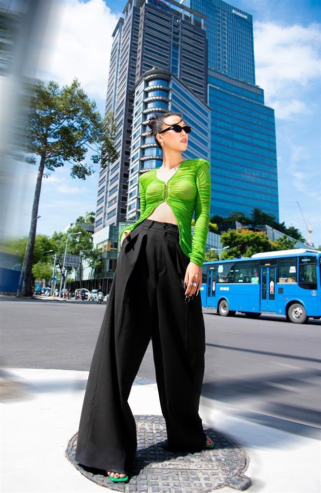 Hoàng Oanh đụng hàng Thùy Tiên, bất ngờ sắc vóc mẹ bỉm-4