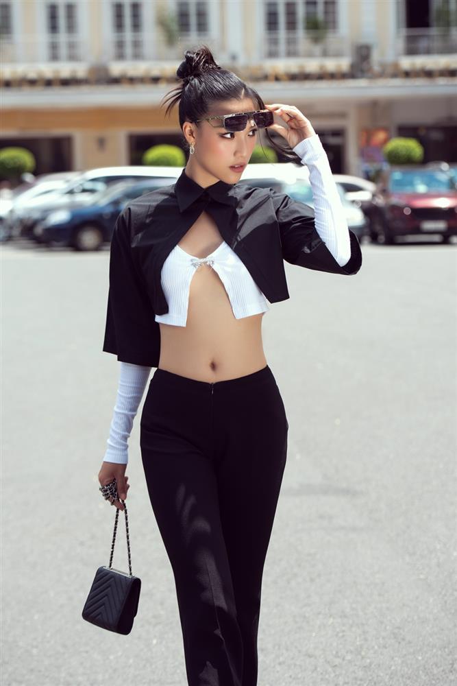 Hoàng Oanh đụng hàng Thùy Tiên, bất ngờ sắc vóc mẹ bỉm-6