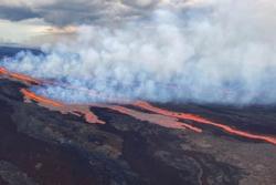 Núi lửa ở Hawaii phun dung nham cao 60m