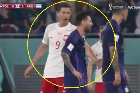 Khoảnh khắc Messi làm ngơ Lewandowski-1