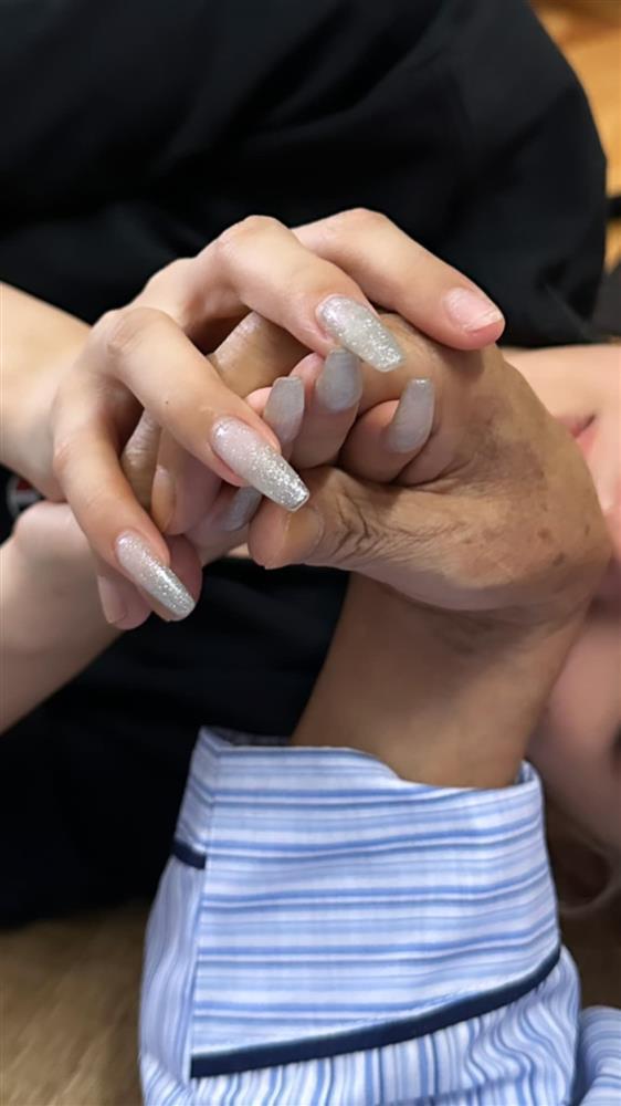 Bị mắng lấy ông ngoại vừa mất câu view, Xoài Non đáp sốc-1