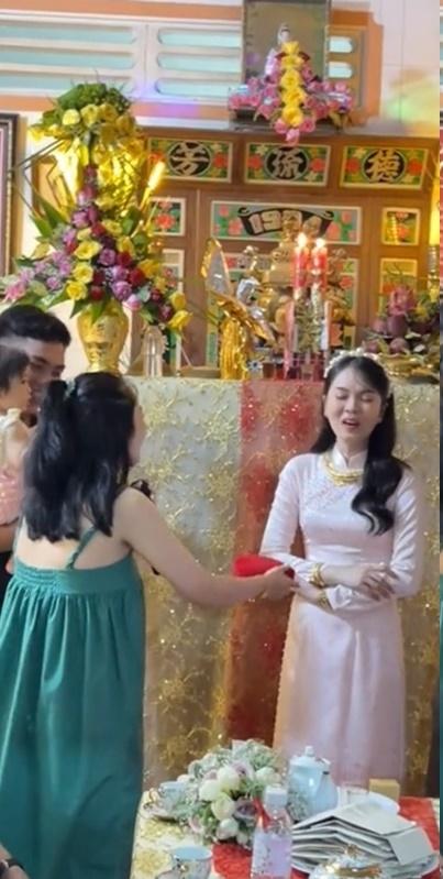 Được em tặng vàng ngày cưới, chị ngã ngửa khi thấy quà bên trong-1