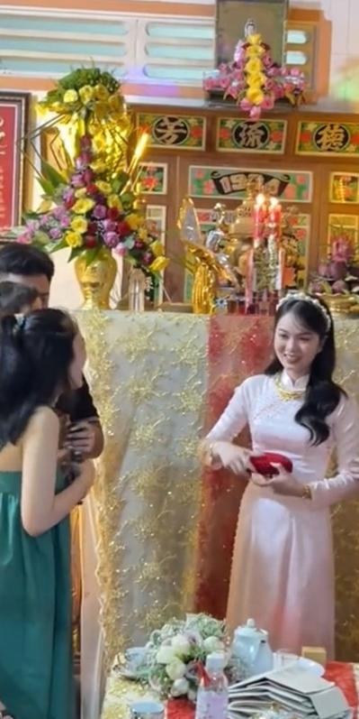 Được em tặng vàng ngày cưới, chị ngã ngửa khi thấy quà bên trong-2