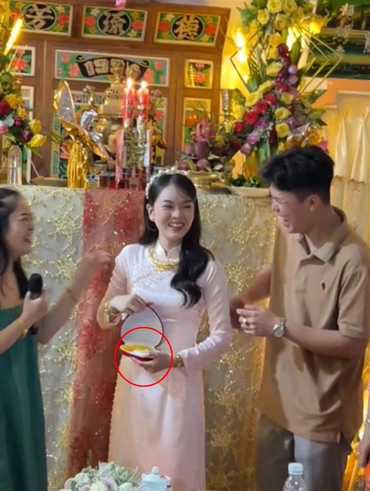 Được em tặng vàng ngày cưới, chị ngã ngửa khi thấy quà bên trong-4