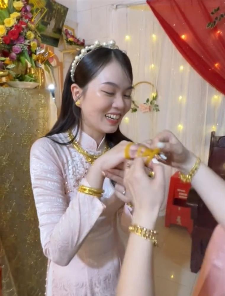 Được em tặng vàng ngày cưới, chị ngã ngửa khi thấy quà bên trong-5