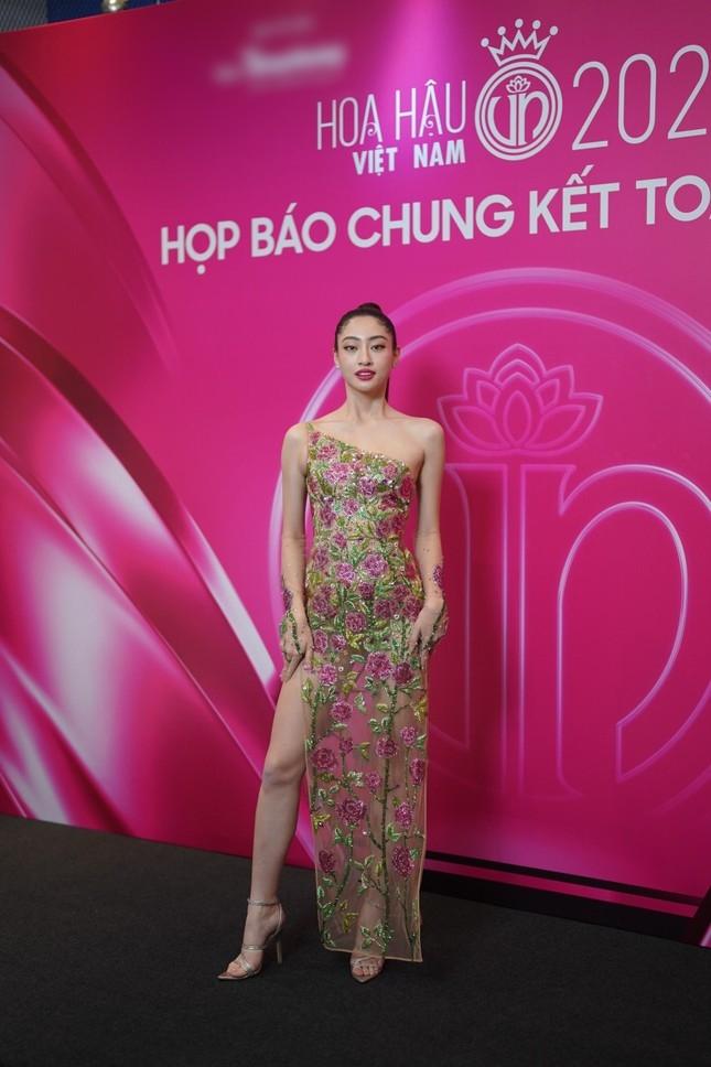 Hoa hậu Lương Thùy Linh diện đầm xuyên thấu mặc như không