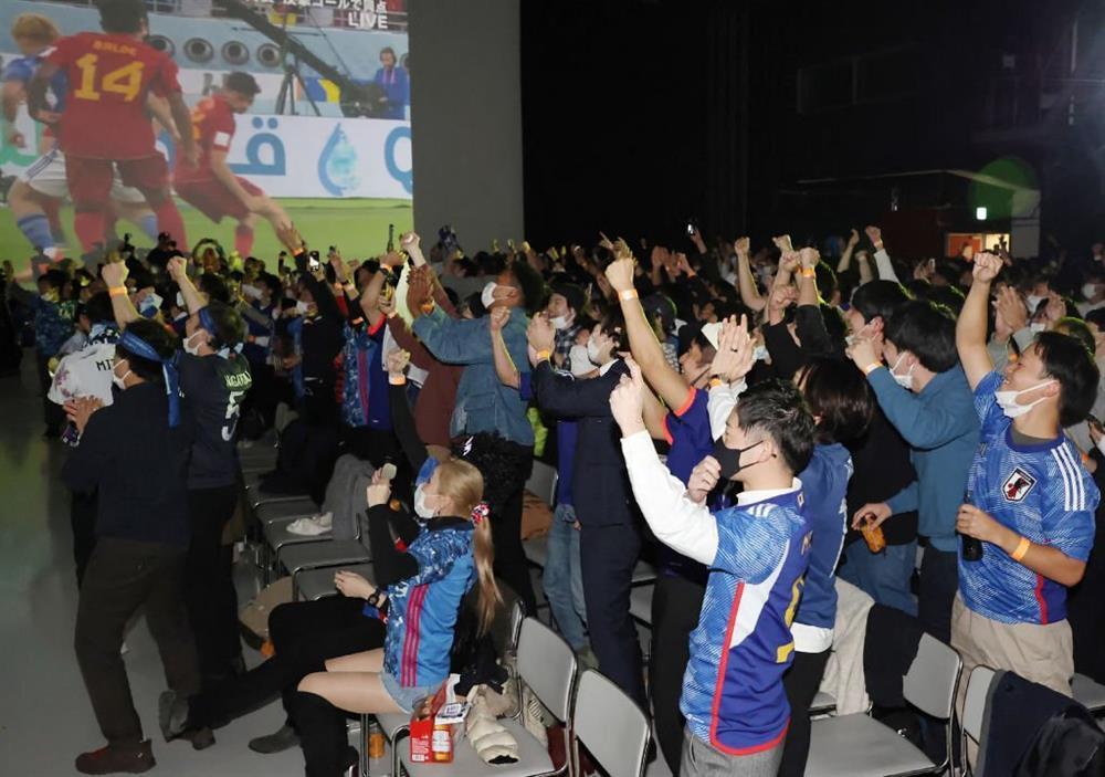 Fan vỡ òa khi Nhật giành vé knock-out World Cup 2022-1