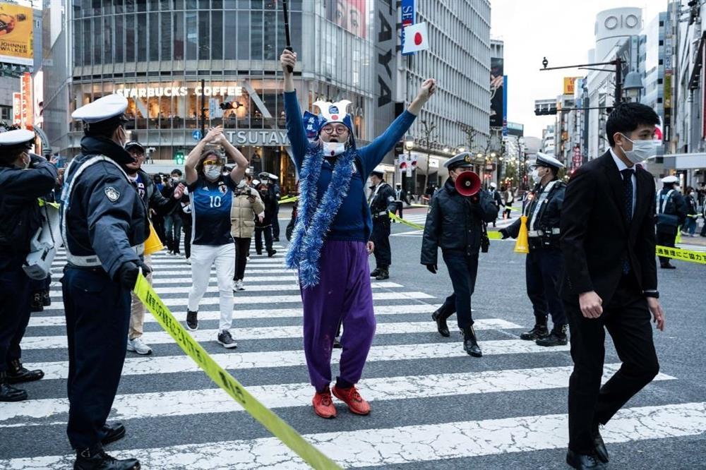 Fan vỡ òa khi Nhật giành vé knock-out World Cup 2022-7