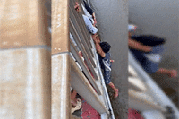 Nữ tài xế lái ô tô không chấp hành hiệu lệnh, ủn CSGT trên phố Hà Nội-2