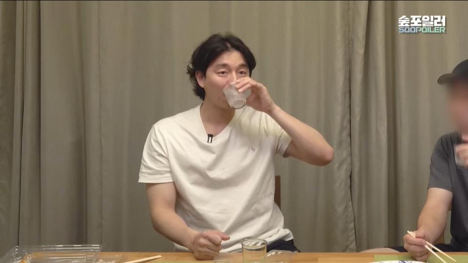 Gong Yoo xuất hiện xuề xòa, khác hẳn 180 độ so lúc đóng phim-2