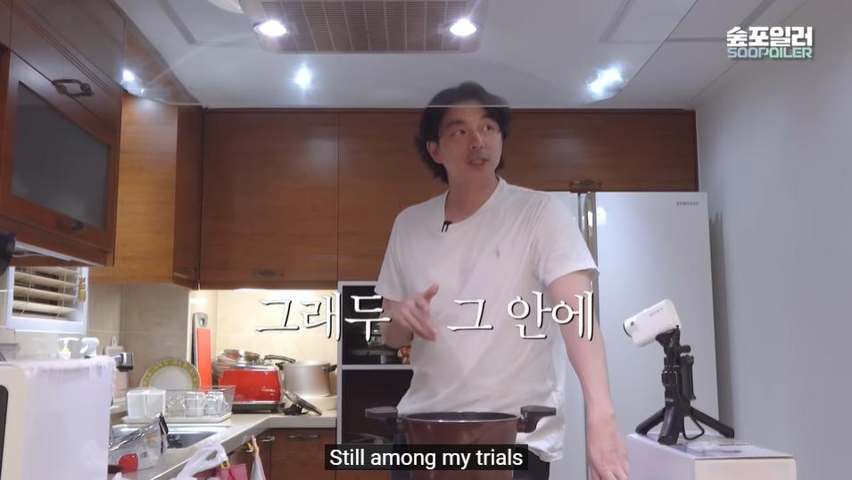 Gong Yoo xuất hiện xuề xòa, khác hẳn 180 độ so lúc đóng phim-4