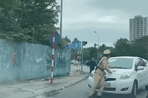 Nữ tài xế lái ô tô không chấp hành hiệu lệnh, ủn CSGT trên phố Hà Nội-1