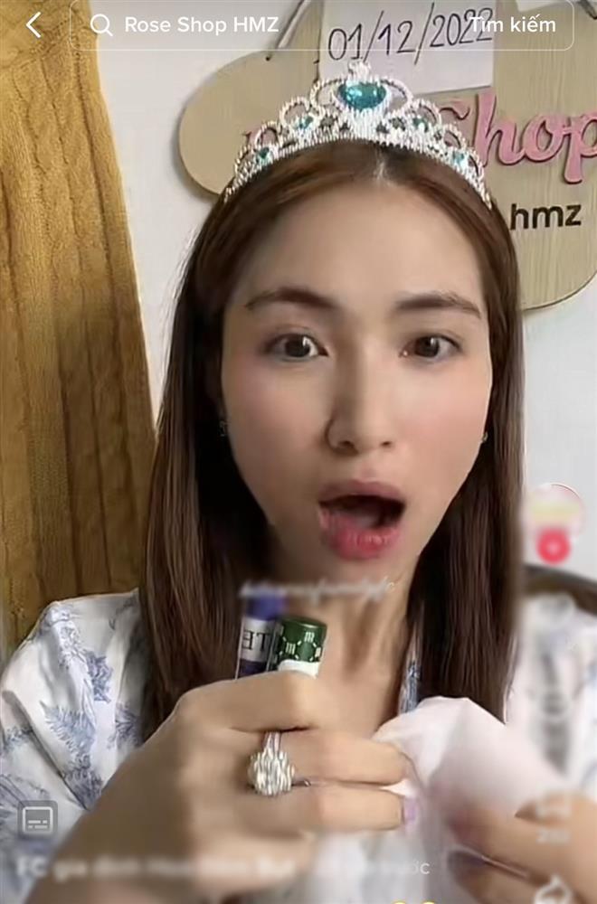 Hòa Minzy đeo vòng, nhẫn kim cương siêu khủng livestream bán hàng-2