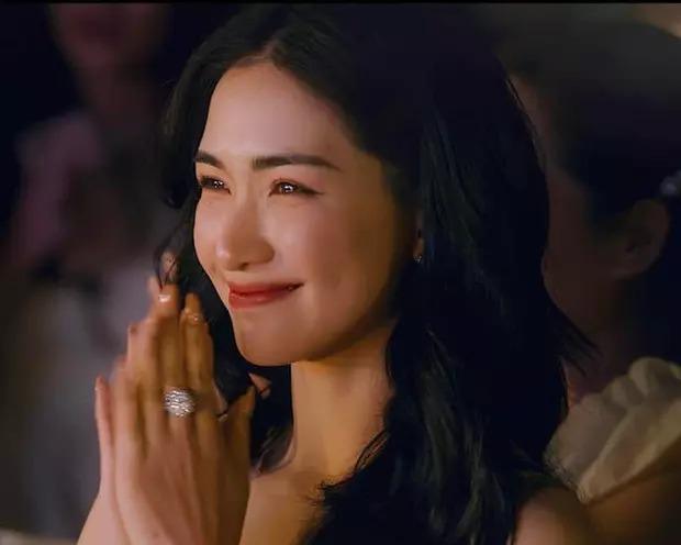 Hòa Minzy đeo vòng, nhẫn kim cương siêu khủng livestream bán hàng-6