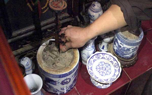 Thấy bàn thờ có điềm gở phải sửa lại ngay, cố tình bơ đi cả nhà dính họa-2