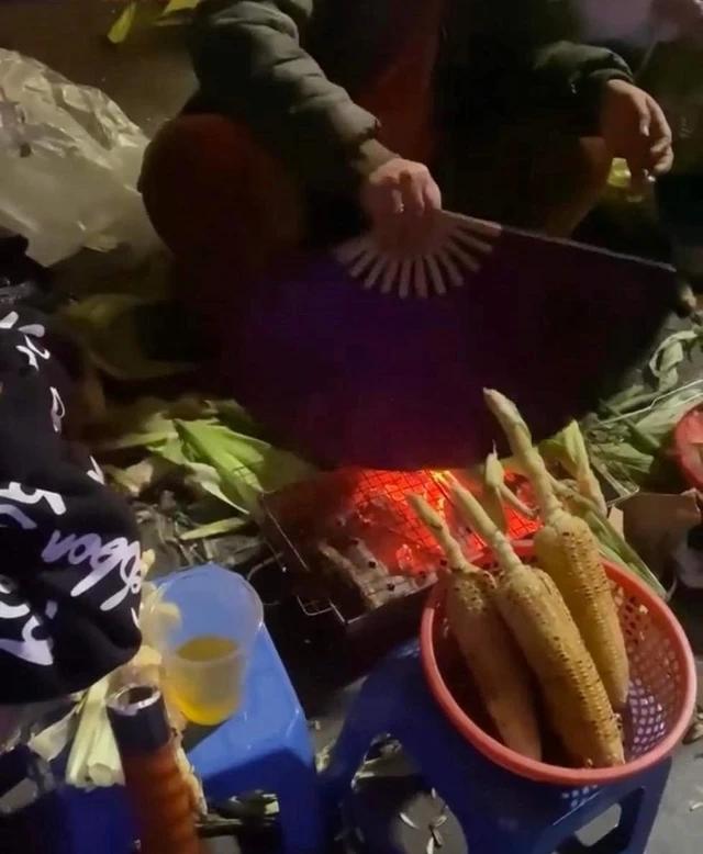 Nhóm bạn đi chơi hồ Gươm bị chặt 80k một củ khoai nướng-2