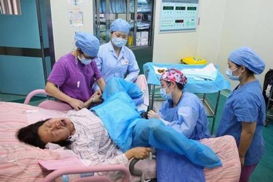 Không cho bác sĩ nam đỡ đẻ, mẹ chồng suýt hại cả con dâu và cháu