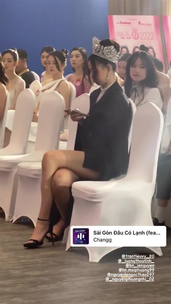 Lương Thùy Linh co ro vì lạnh, lấy váy của Mai Phương làm chăn-8