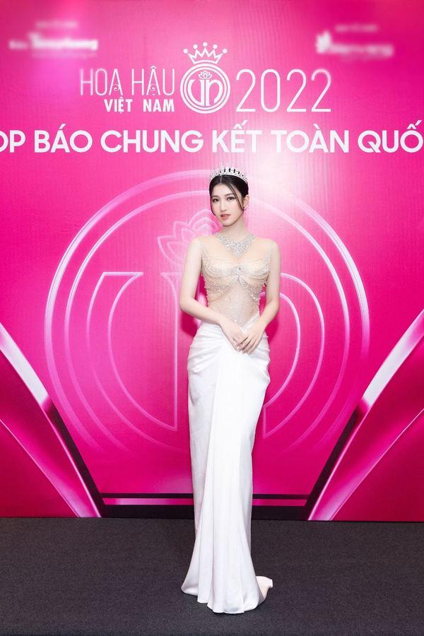 Lương Thùy Linh co ro vì lạnh, lấy váy của Mai Phương làm chăn-2