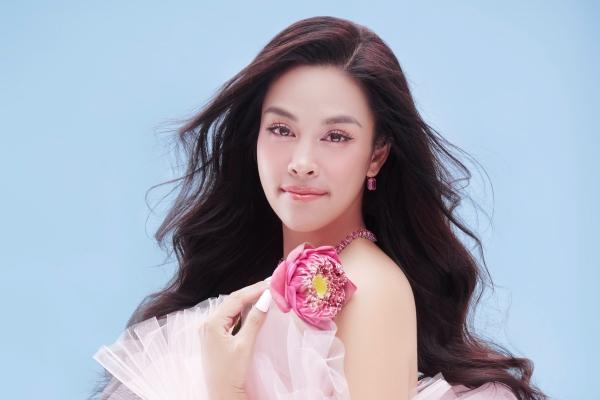 Ca sĩ được tặng cá, sầu riêng trên sân khấu-10