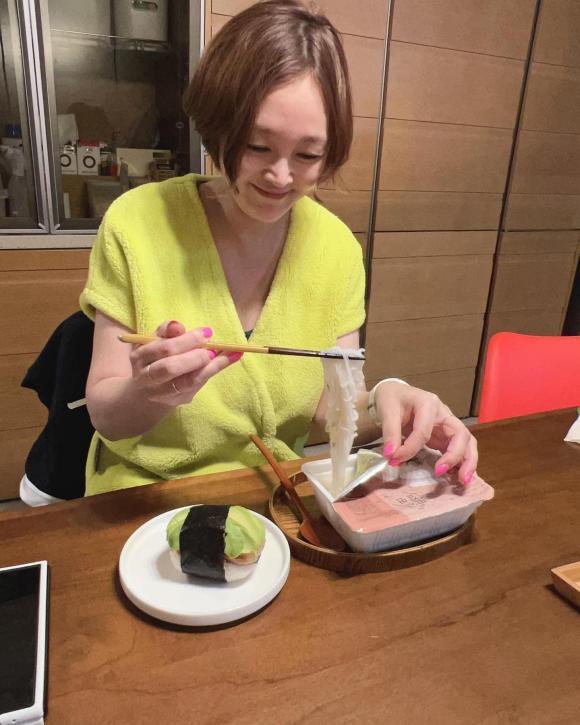 2 nàng hậu U60: Người trẻ như gái đôi mươi, kẻ xuống cấp không nhận ra-4