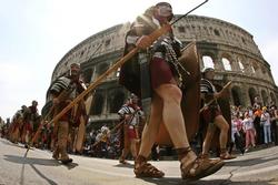 'Chiến binh La Mã dởm' lừa du khách chụp ảnh, tống tiền 13 triệu