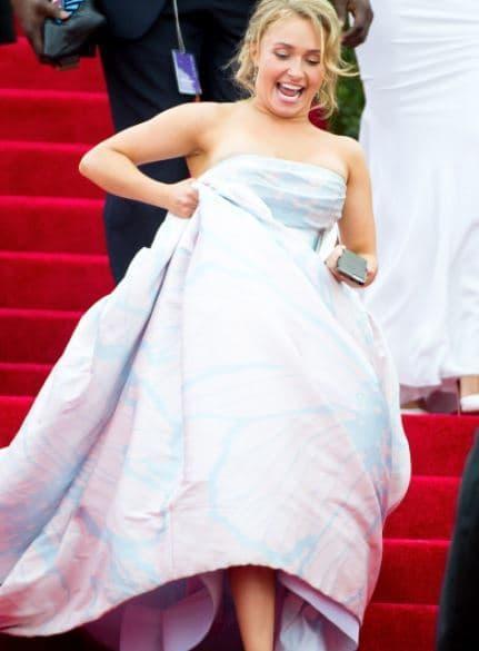 Sự cố trên thảm đỏ: ngã khi bước xuống từ siêu xe, người gặp chiếc váy báo đời-9