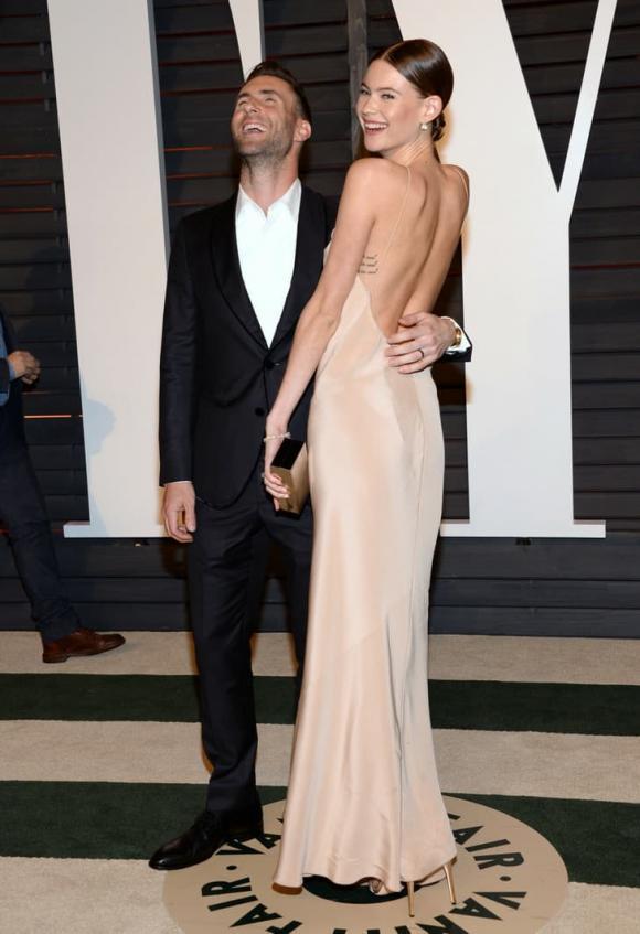 Sự cố trên thảm đỏ: ngã khi bước xuống từ siêu xe, người gặp chiếc váy báo đời-5