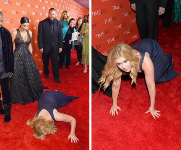 Sự cố trên thảm đỏ: ngã khi bước xuống từ siêu xe, người gặp chiếc váy báo đời-6