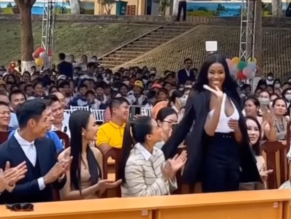 Chết cười clip Miss Supranational 2022 được giới thiệu tên ở Việt Nam-2