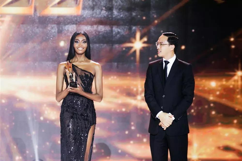 Chết cười clip Miss Supranational 2022 được giới thiệu tên ở Việt Nam-7