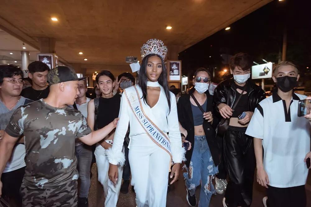 Chết cười clip Miss Supranational 2022 được giới thiệu tên ở Việt Nam-3