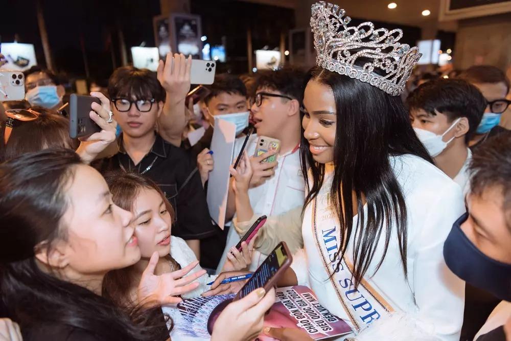 Chết cười clip Miss Supranational 2022 được giới thiệu tên ở Việt Nam-4