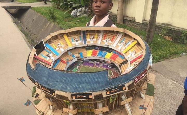 Cậu bé dùng bìa giấy làm ra mô hình sân vận động đẹp như thật-1