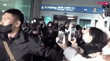 Jaemin (NCT) mắng fan chen lấn xô đẩy ở sân bay-2