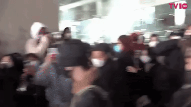 Jaemin (NCT) mắng fan chen lấn xô đẩy ở sân bay-3