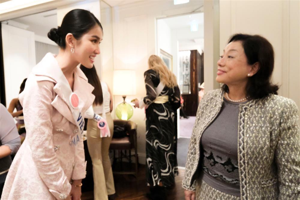Đến Miss International, Phương Anh có ngay ảnh với 3 nhân vật quyền lực-14