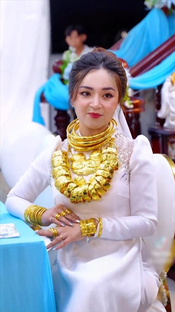 Choáng váng cô dâu miền Tây được trao 2kg vàng ngày cưới-3