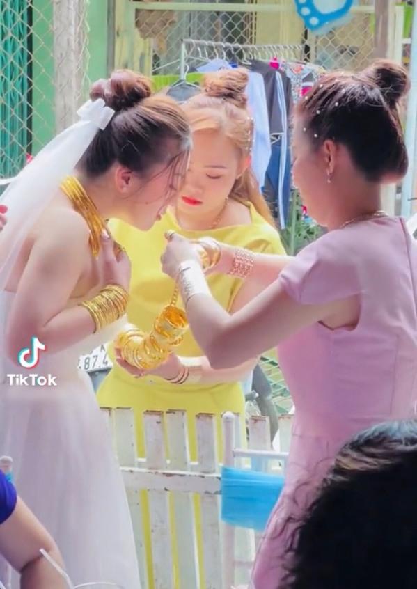 Choáng váng cô dâu miền Tây được trao 2kg vàng ngày cưới-1