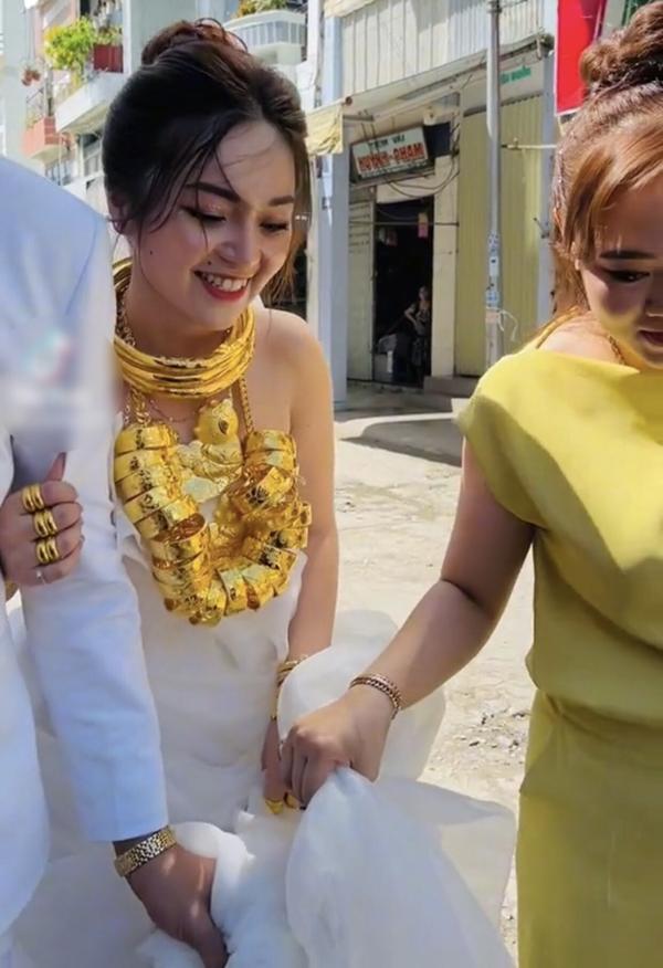Choáng váng cô dâu miền Tây được trao 2kg vàng ngày cưới-2
