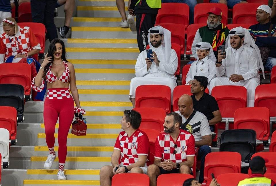 Tại sao CĐV mặc gợi cảm tại World Cup 2022 vẫn chưa bị xử phạt?-1