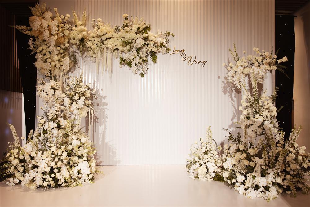Đám cưới Thùy Dung ngập hoa tươi, đãi khách món gì?-8