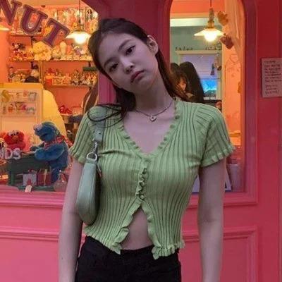 5 kiểu áo len cực xinh giúp Jennie thăng hạng style mùa lạnh-3