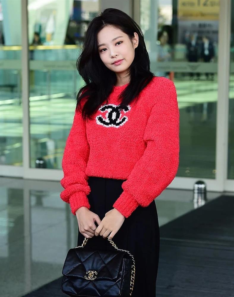 5 kiểu áo len cực xinh giúp Jennie thăng hạng style mùa lạnh-6