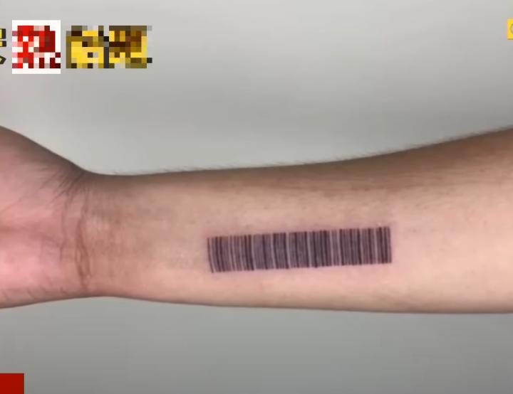 Không cần mang ví, chàng trai dùng cánh tay để trả tiền mọi thứ-1