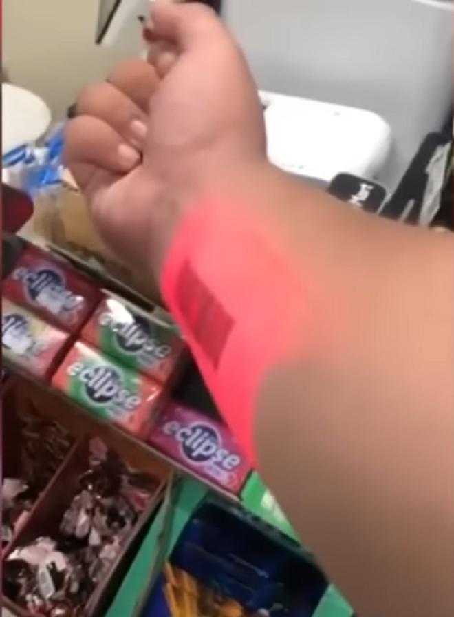 Không cần mang ví, chàng trai dùng cánh tay để trả tiền mọi thứ-3