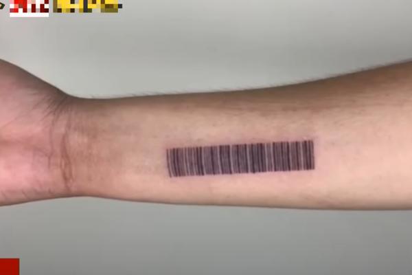 Hy hữu: Cặp vợ chồng tìm thấy vali tiền gần 1 tỷ khi đang sửa nhà-7