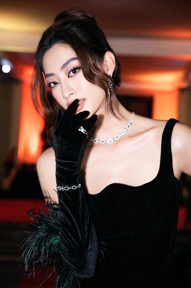 Ảnh bị tag để lộ nhan sắc thật Lương Thùy Linh-4