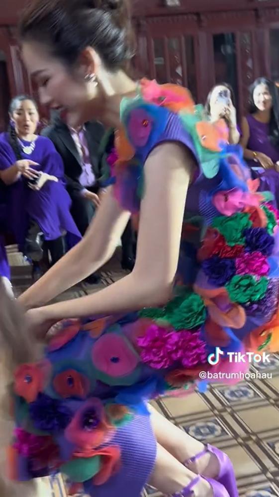 Đỗ Thị Hà bị mèo cào trên sàn diễn, mặt sượng sùng-2